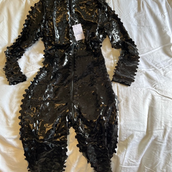 👌🏼🌺NWT jumpsuit…Synthetic material with a petal type appearance - Picture 4 of 8